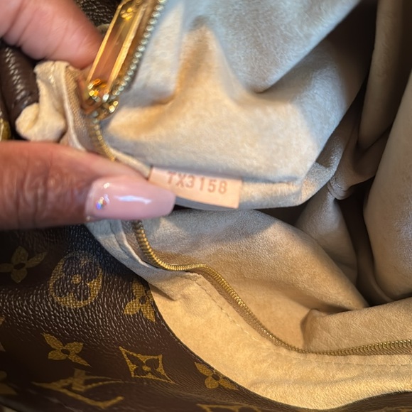 Authentic Louis Vuitton Artsy MM - Picture 11 of 14